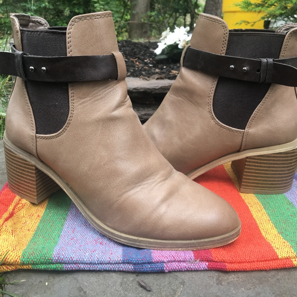 tan/light brown heeled booties